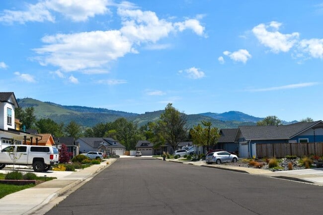 Building Photo - 214 Oak Crest Way