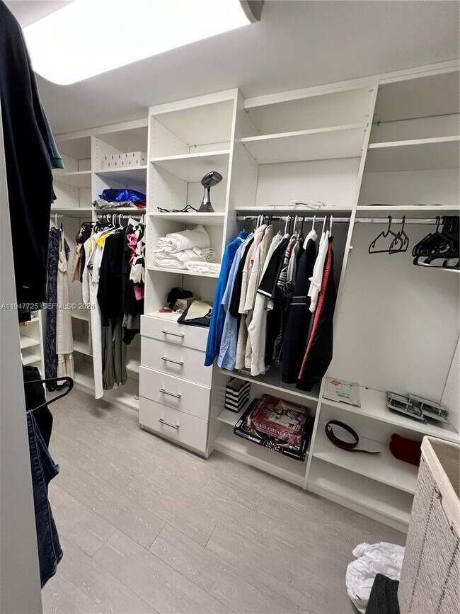 Building Photo - 5510 Bayview Dr