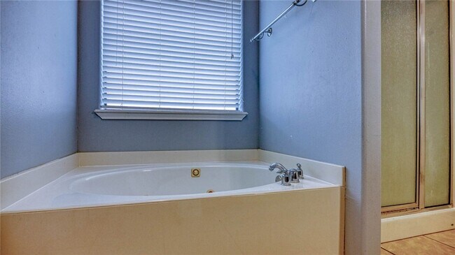 Building Photo - 2542 Windrose Dr