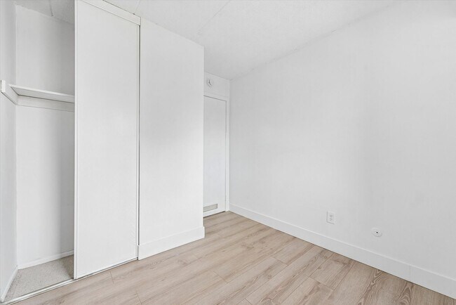 Building Photo - Recently Renovated 2BR Condo in Sought-After Goshen Valley