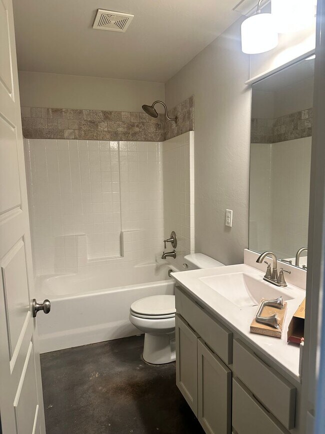 Building Photo - FIRST MONTH FREE - 4 BEDROOMS!