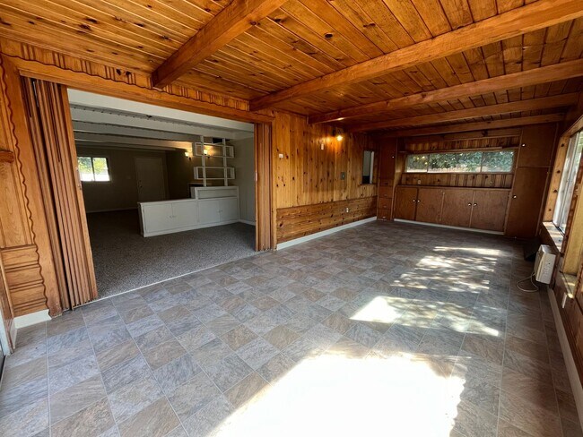 Building Photo - 2 bed 1 bath single family home with back yard and garage space