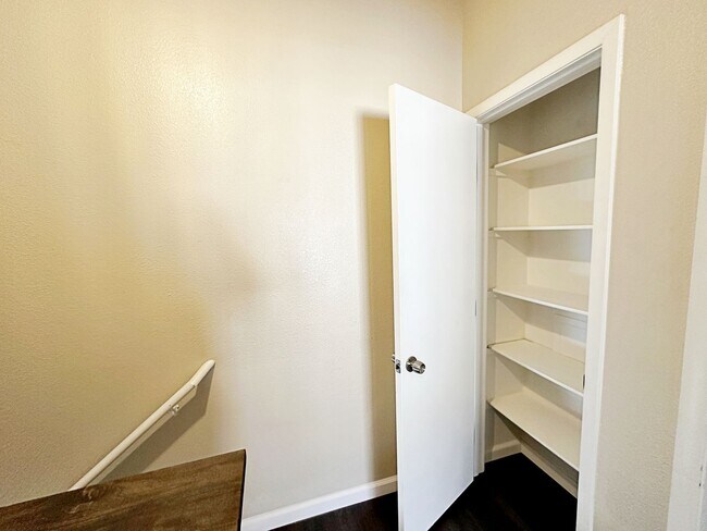 Building Photo - 3 BEDROOM TOWNHOME WITH YARD + 2 CAR GARAGE IN GATED HENDERSON COMMUNITY