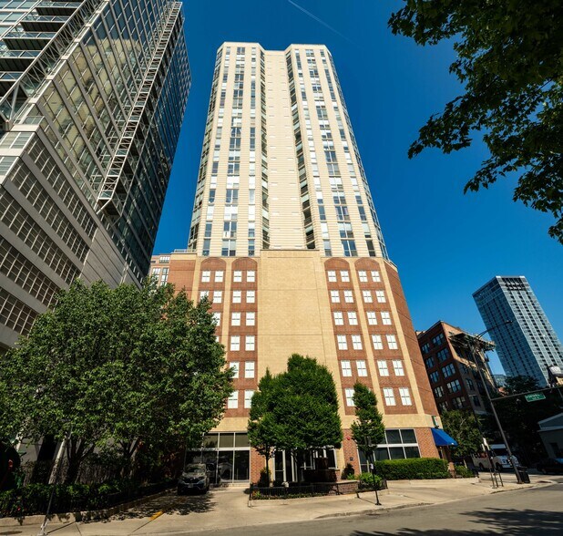 Admiral's Pointe - great location in River North - 645 N Kingsbury St