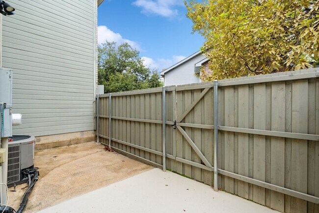Building Photo - 3906 Pickett Pl Dr