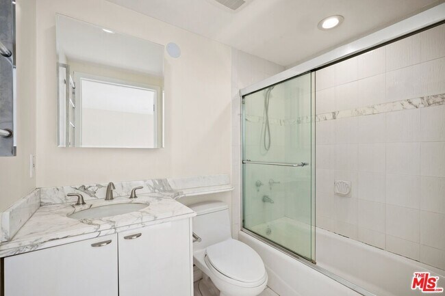 Building Photo - 435 Arnaz Dr