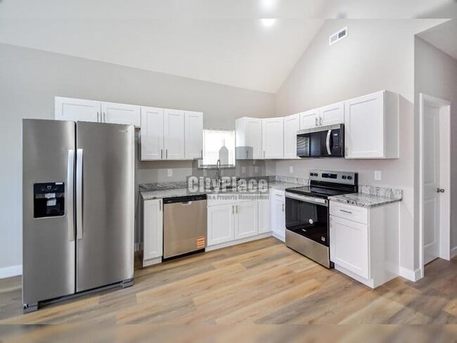 Building Photo - 2809 E Riverside Dr