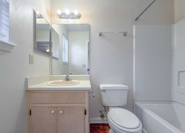 Building Photo - 696 Timberwood Cir E