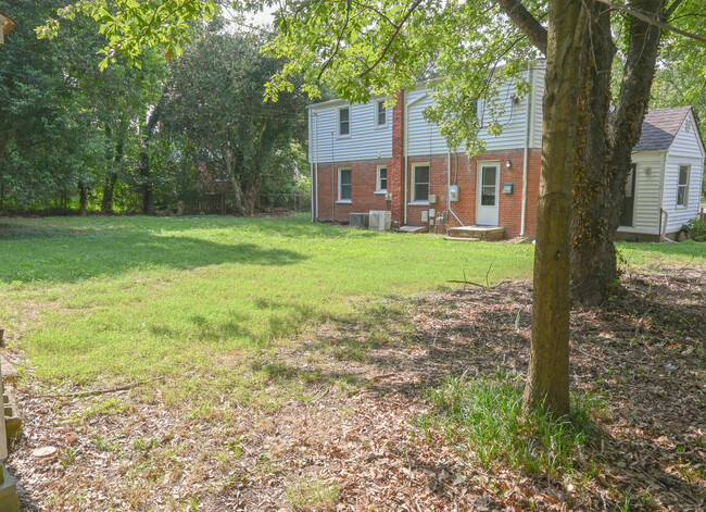 Building Photo - 1001 Willow Lawn Dr