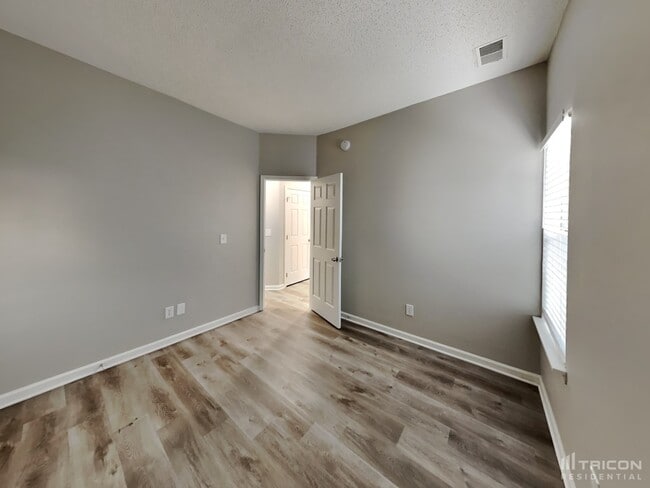 Building Photo - 111 Glendevon Way