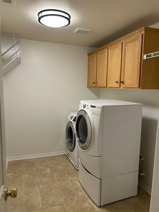 Building Photo - 4Bd/2.5 Ba Home with incredible views of Hubbert Lake! Call for details or to schedule showing!