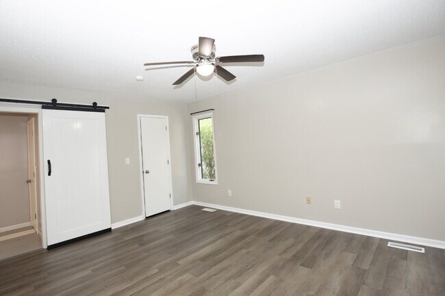Building Photo - "Charming 3-Bedroom Retreat with Granite Touches and Cozy Fireplace on Winchester Rd!"