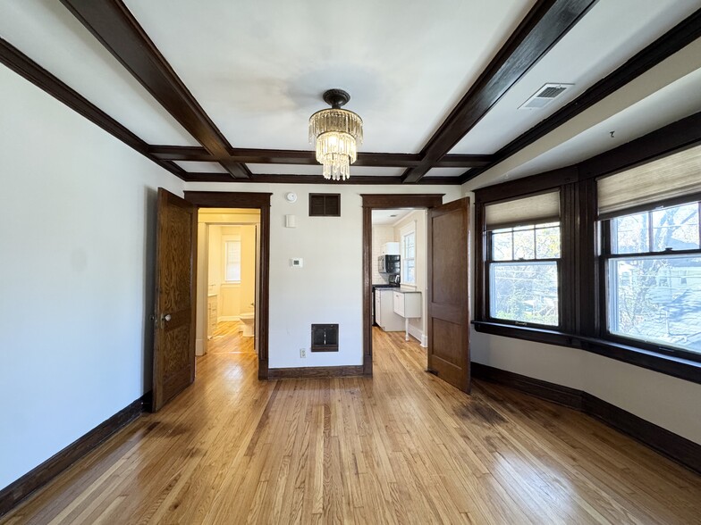 Building Photo - 811 E 39th St