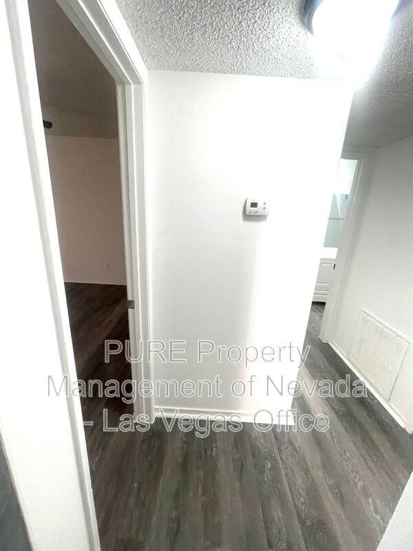 Building Photo - 1405 E Vegas Valley Dr