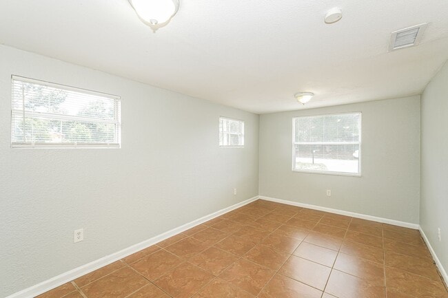 Building Photo - 3 BR/1BA | Newly Renovated Single Family Home | Large yard| In Tampa!