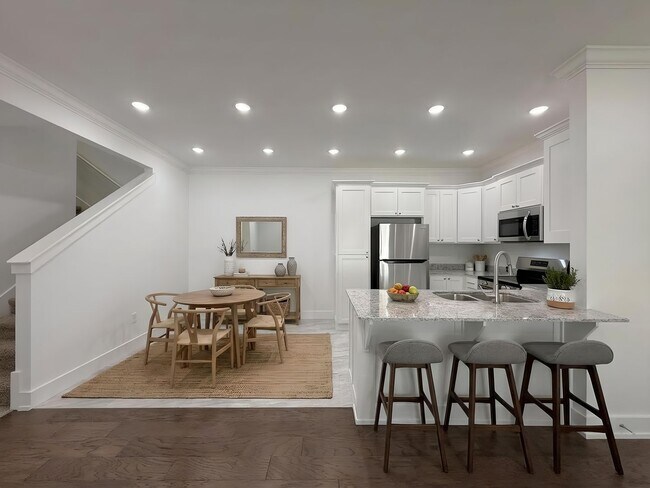 Building Photo - 2002 E Brookview Dr