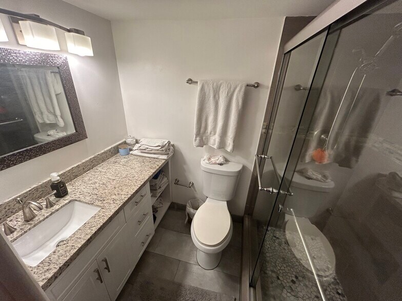 Building Photo - 1305 W 46th St
