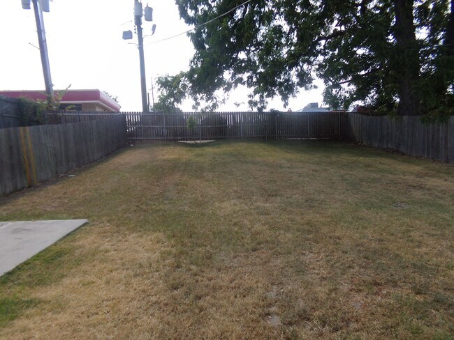 Building Photo - 901 Cook St