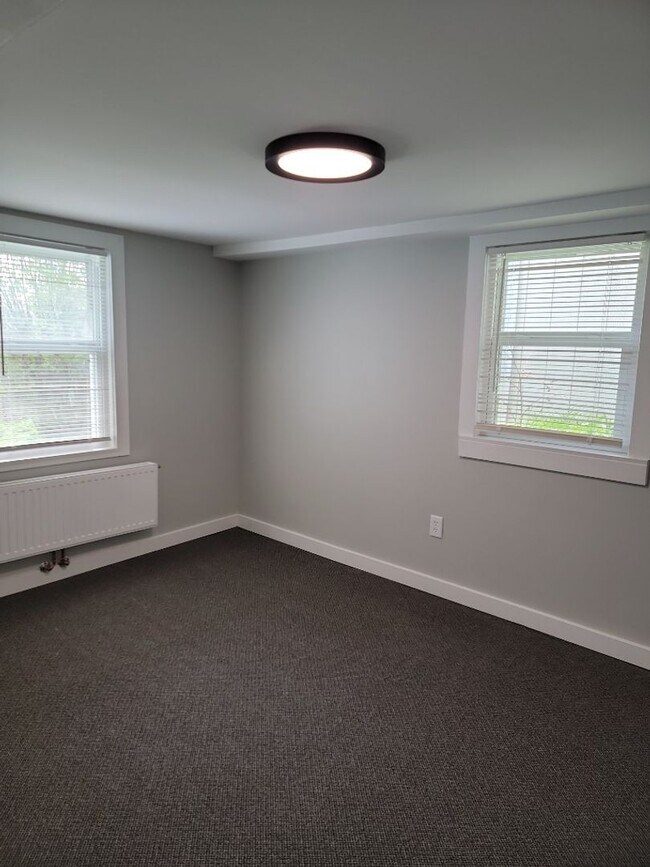 Building Photo - AVAILABLE JUNE 1st 2026 - Fantastic Newly ...