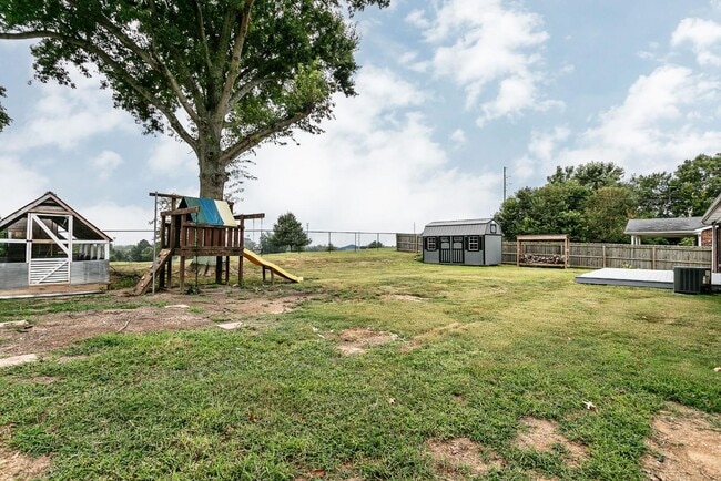 Building Photo - 705 Bon Aire Dr