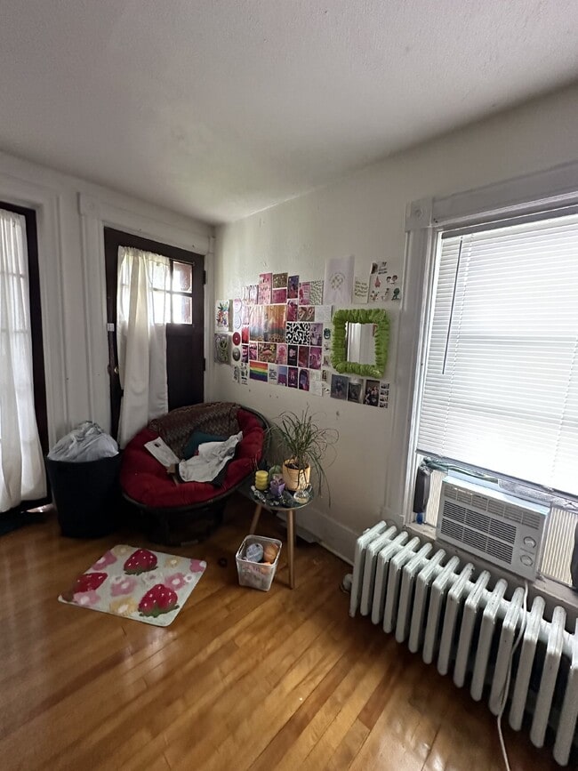 Building Photo - 4 Bed 2 Bath close to UWEC!