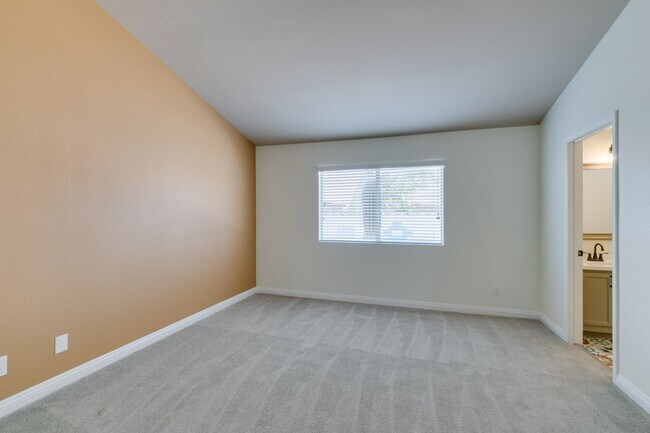 Building Photo - Fully upgraded 3 bedroom house on large lo...