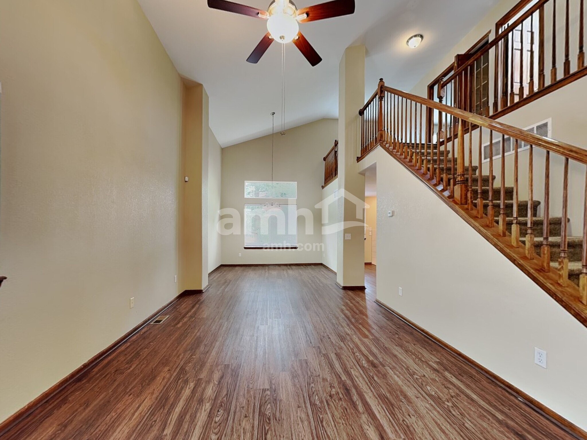 Building Photo - 2325 Hyacinth Rd
