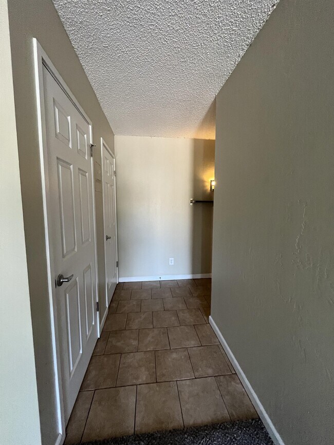 Building Photo - 710 E 200 S