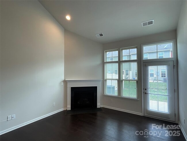 Building Photo - 11060 Discovery Dr NW