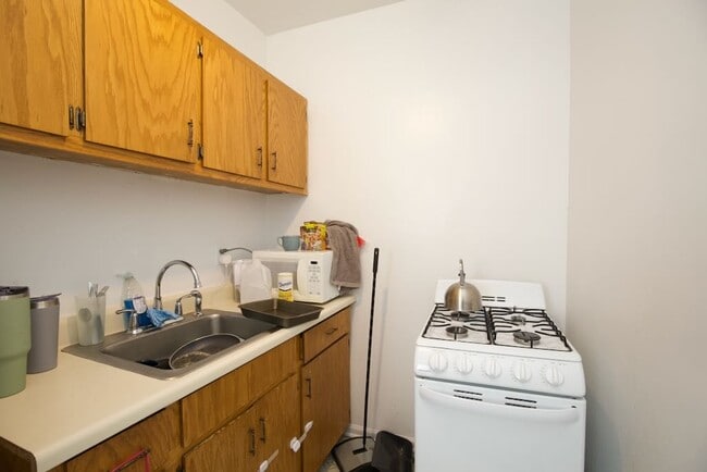 Building Photo - 4060 N Kenmore Ave