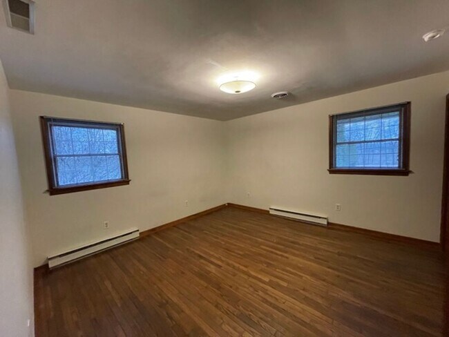 Building Photo - 735 E King St