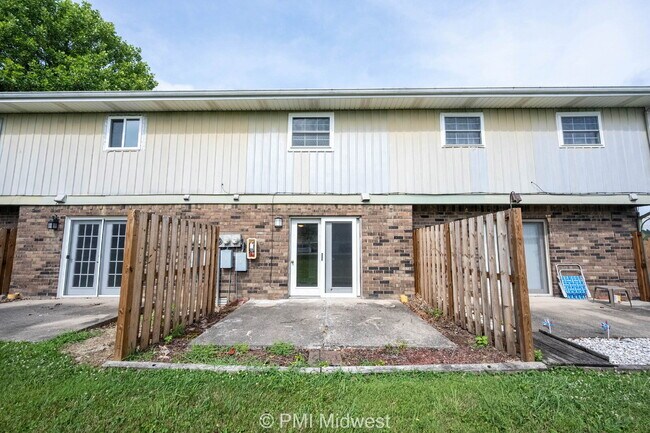 Building Photo - "Charming 2-Bed Townhouse Retreat on Progr...