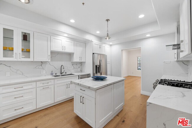 Building Photo - 851 N San Vicente Blvd