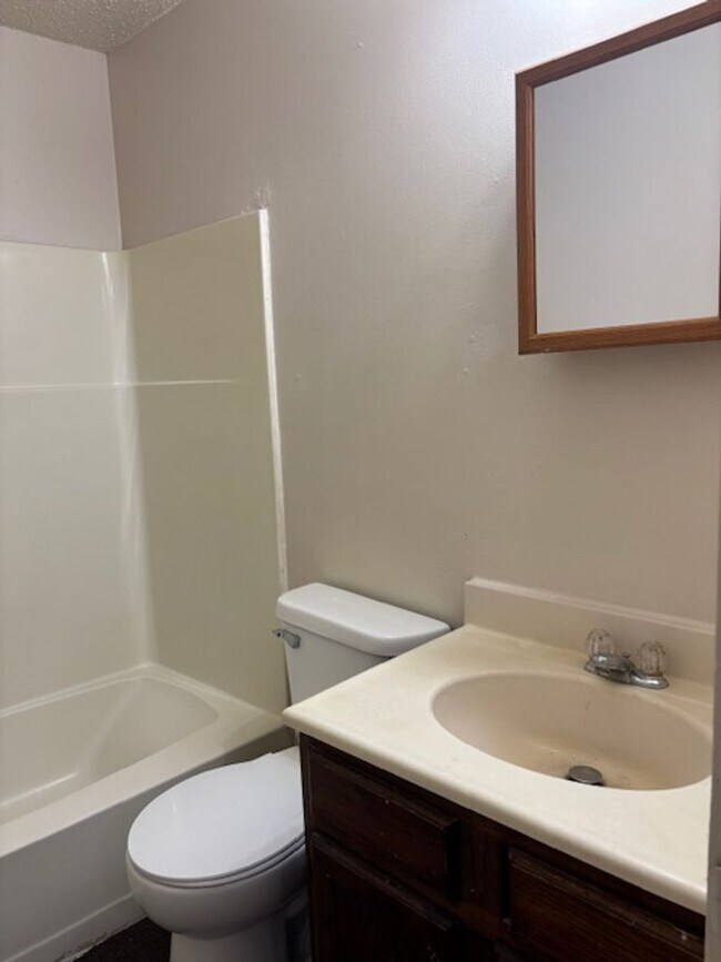 Building Photo - 701 703-703 E Oregon St