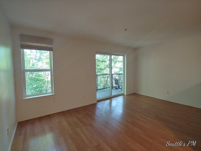 Building Photo - Perfect Location! Greenwood Condo!