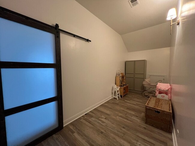 Building Photo - 3 Bedroom 2 Bathroom Home