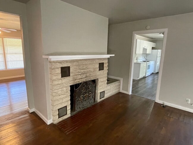 Building Photo - 2 BEDROOM 2 BATHROOM HOUSE BY UNT