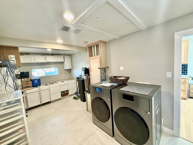 Building Photo - 200 Santa Rita Dr