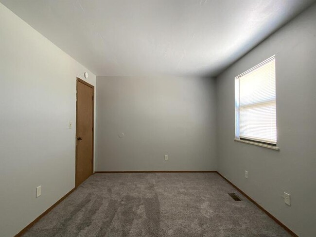 Building Photo - 1028 Belle Valley Dr