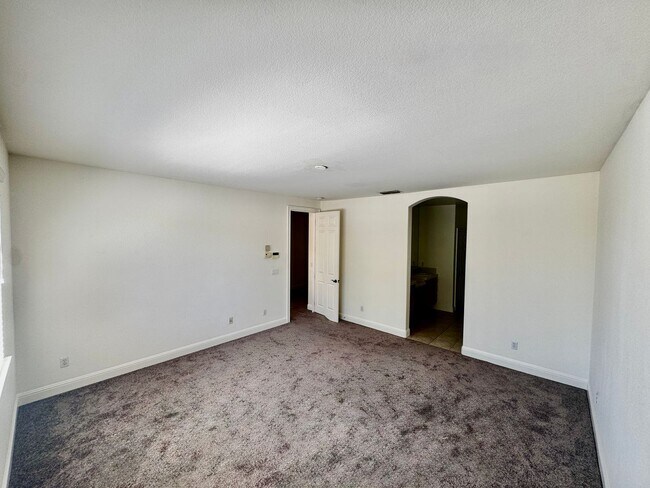 Building Photo - Fabulous Serrano Home