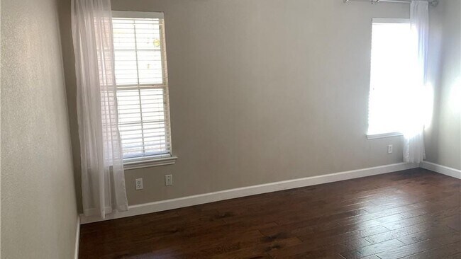 Building Photo - 725 Woodrow Cir