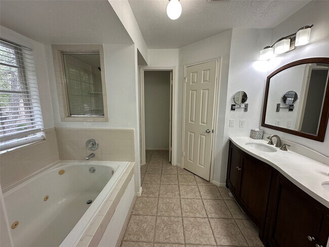 Building Photo - 2204 Gemini St