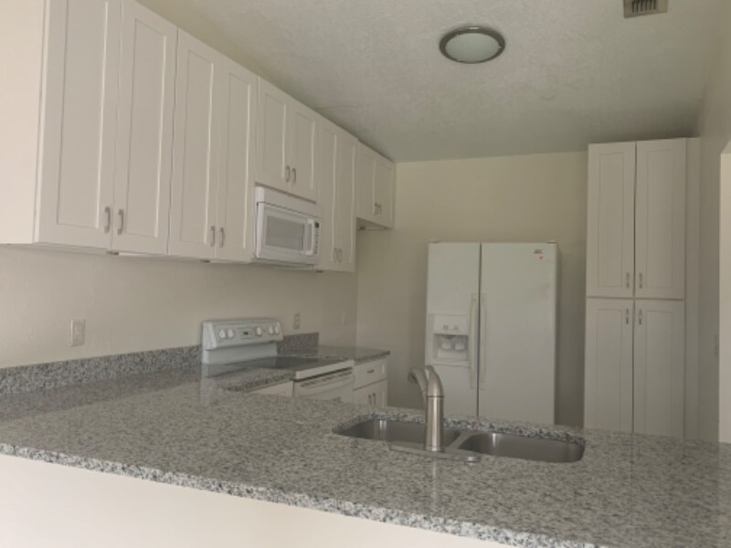 Building Photo - 5898 Sagunto St
