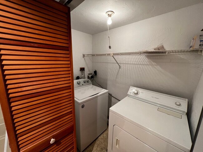 Building Photo - 200 Cove Way