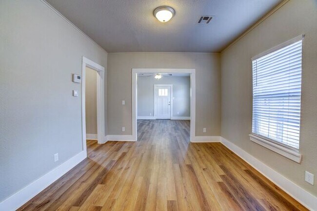 Building Photo - Dreamy Craftsman 3/2 Expertly Remolded