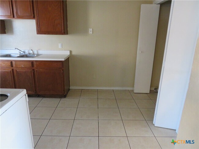 Building Photo - 1602 Benttree Dr