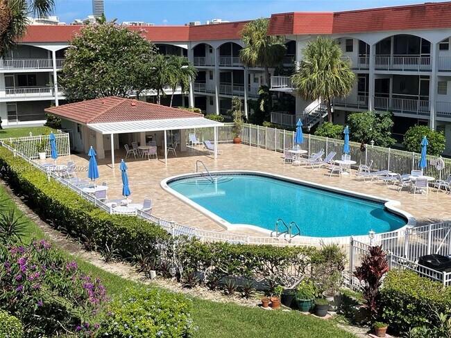 Building Photo - 501 Blue Heron Dr