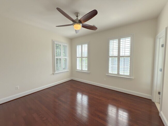 Building Photo - Spacious 4 Bed 5.5 Bath Home in Annandale,...