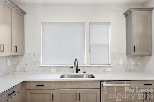 Building Photo - 615 Myrick Aly