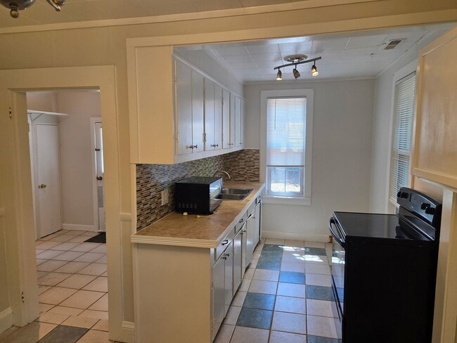Building Photo - 3bd/1ba Cottage on private street with a s...